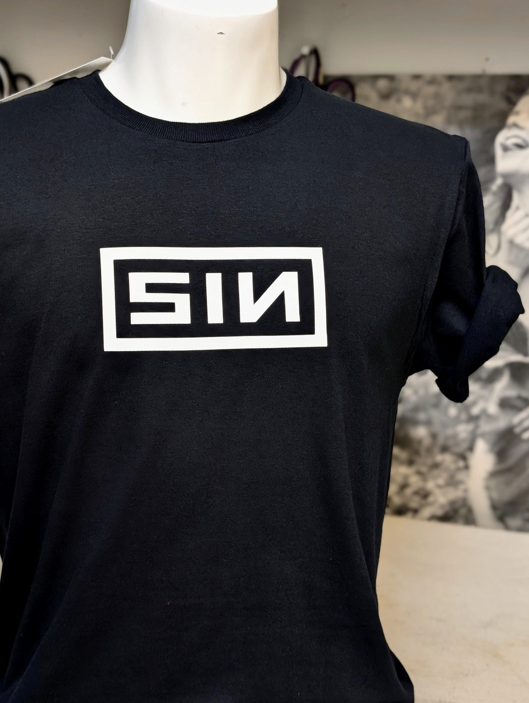 Tee. SIN
